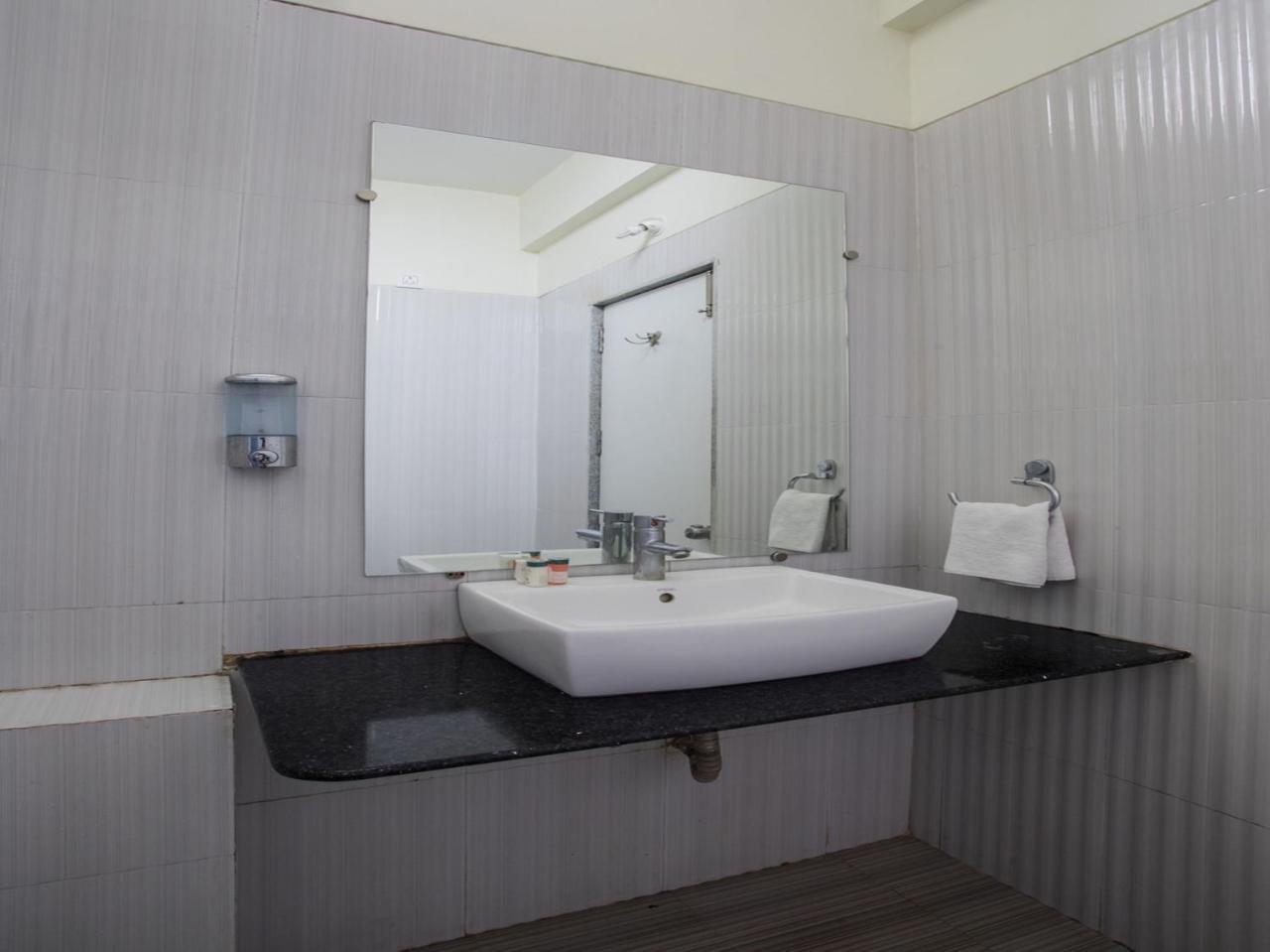 Capital O 1546 The Sensation Hotel Indore Ngoại thất bức ảnh