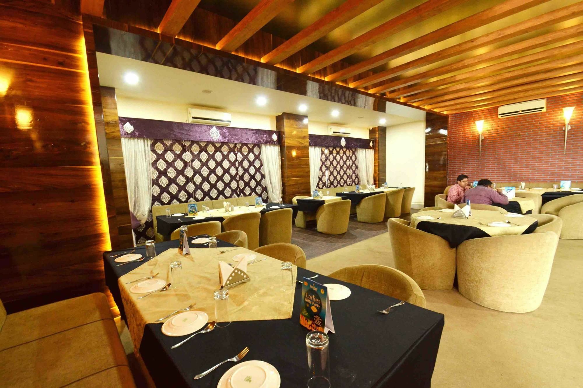 Capital O 1546 The Sensation Hotel Indore Ngoại thất bức ảnh